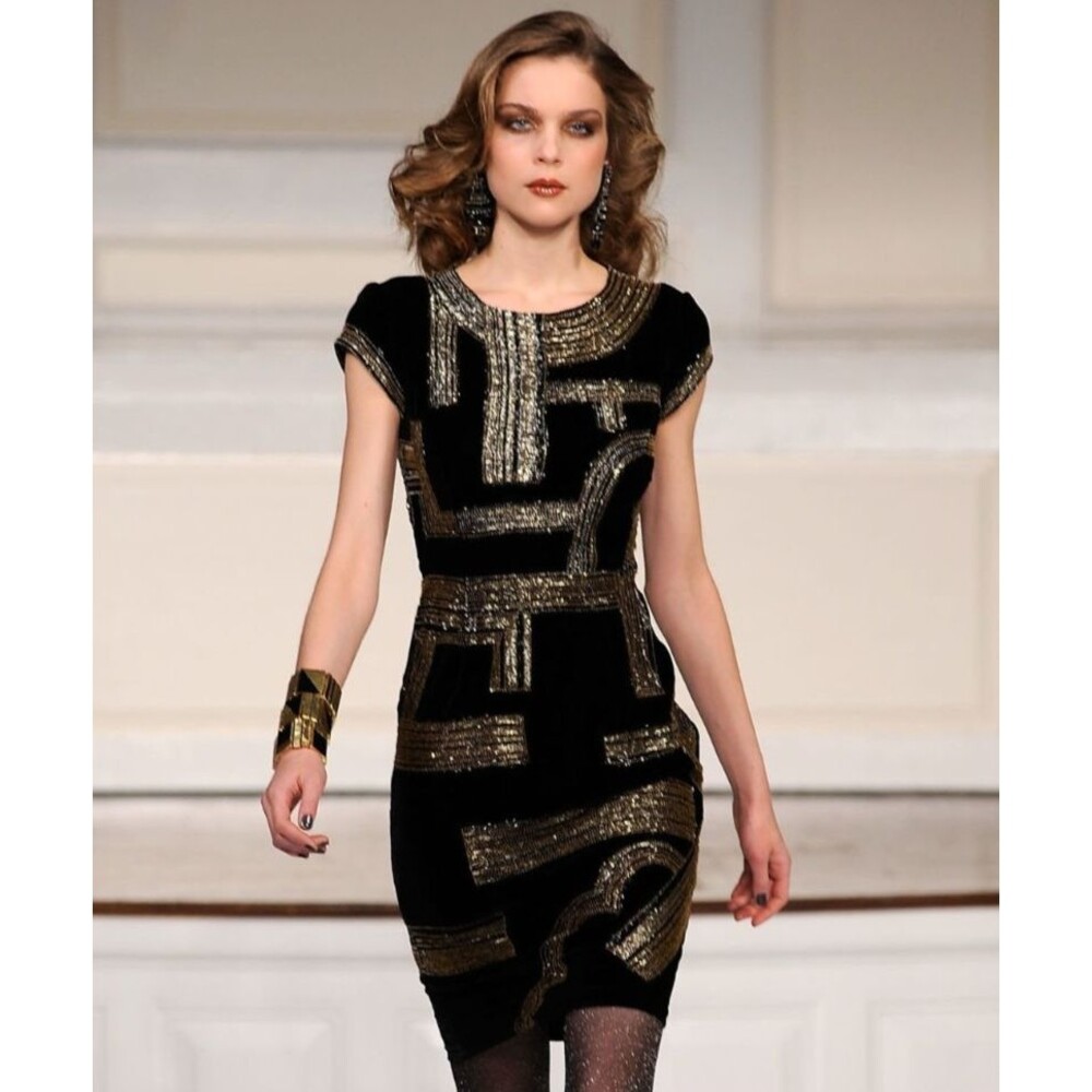 RUNWAY. Oscar de la Renta Fall 2010 RTW  Printed Knee-Length Dress Size: 8